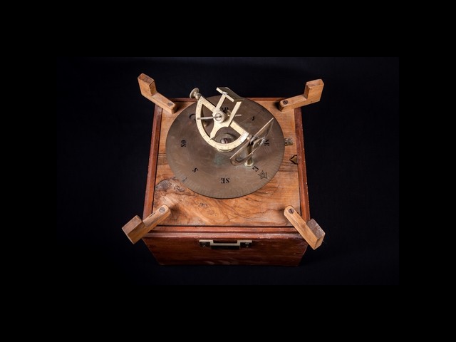 138 - 1 - Bussola - Orologio solare